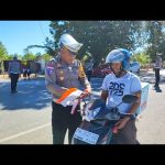 semarak-hut-ri-ke-79,-satlantas-polres-rote-ndao-bagikan-1.945-bendera-merah-putih-kepada-pengandara