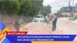 Personel Satlantas Polres Rote Ndao Perbaiki Jalan Berlubang Dan Tergenang Air
