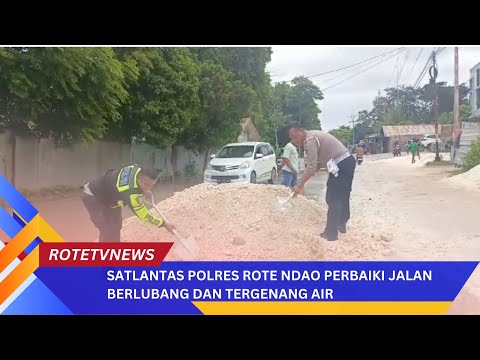 Personel Satlantas Polres Rote Ndao Perbaiki Jalan Berlubang Dan Tergenang Air