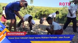 Sering Terjadi Kecelakaan, Siswa Siswi SD Inpres Moklain Perbaiki Jalan Berlubang