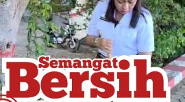 Bareng Petugas Kebersihan, Wabup Apremoi Sapu Halaman Kantor Bupati Rote Ndao