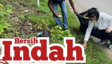 Jumat Bersih, Wakil Bupati Rote Ndao Pungut Sampah di Tengah Kota, Jalankan Sebagai Ibadah