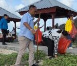 Dari Bincang Santai Jadi Aksi Nyata, Gerakan Bersih Pantai Mahasiswa UT Bersama Wabup Rote Ndao