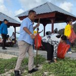 Dari Bincang Santai Jadi Aksi Nyata, Gerakan Bersih Pantai Mahasiswa UT Bersama Wabup Rote Ndao