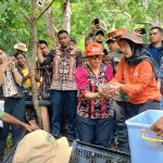 wabup-apremoi-pimpin-giat-pelepasan-10-kura-kura-leher-ular-di-landu-leko